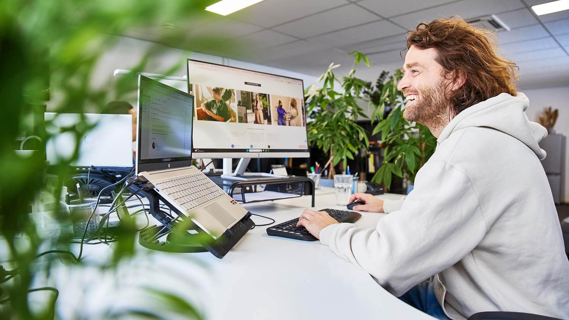 Een marketeer van Reservato werkt aan de website van een klant